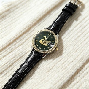 Montre esthétique pour femme vert foncé, design symbole cygne, chiffres romains, motif bambou, bracelet en cuir pour la mode européenne - Product Image 2