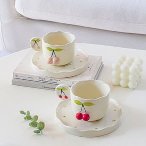 Nuevas Tazas de Café de Cerámica Creativas y Bonitas en 3D con Cerezas, de Gran Venta, de <span class=keywords><strong>Porcelana</strong></span> Coreana Pintada a Mano, Personalizadas para Leche y Té, con Platillos - Product Image 1