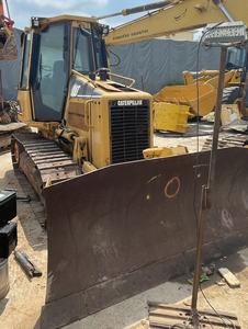 รถดันดินตีนตะขาบ Caterpillar D4G XL สีเหลือง อุปกรณ์ก่อสร้างพร้อมเครื่องยนต์และใบมีด สำหรับงานเคลียร์พื้นที่และงานขุดดิน - Product Image 2