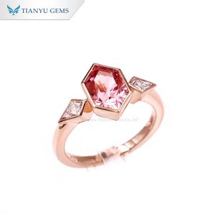 Anillo Tianyu Gems personalizado de oro rosa de 14K con zafiro rosa hexagonal de laboratorio y diamante de laboratorio DEF con corte rombo y engaste de bisel - Product Image 3