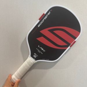 Теннисная ракетка для пиклбола Boomstik Gen5 с интегрированным пенопластовым сердечником T700, изготовленным методом горячей прессовки, и встроенным металлическим утяжелителем, идентичная заводской модели - Product Image 3