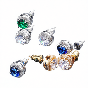 Orecchini a Perno Classici in Argento 925 Placcato Oro 18K con Cristalli e Strass, Montatura a Griffe, Unisex per Uso Quotidiano, Oro Bianco con Diamanti Verdi - Product Image 1