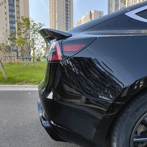 กันชนท้ายแบบลากจูง Welta Hot Style ผลิตจากพลาสติก ABS+PP พร้อมดีไซน์ Ducktail สำหรับรถยนต์ Tesla Model 3 ปี 2019-2022 แบบยึดติดด้วยสลักเกลียว  ใช้ได้กับรถ 100% - Product Image 2