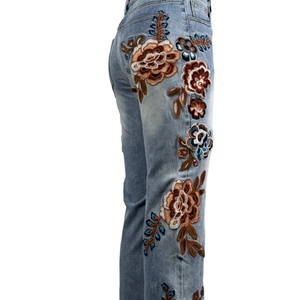 Pantalones Vaqueros de Mujer con Bordado Floral, Diseño OEM, Cintura Alta, Estilo Casual, Lavado Tradicional - Product Image 2