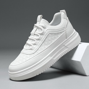 La fábrica vende al por mayor zapatos casuales de moda para hombre, así como calzado deportivo ligero y transpirable para exteriores. - Product Image 1