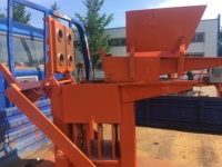 Petite machine manuelle portable de fabrication de blocs d'argile QMR2-40 machine à briques à emboîtement en Sierra Leone