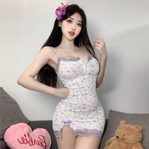 Ensemble de lingerie comprenant un pyjama sexy en dentelle, style camisole, et des détails en fleurs de cerisier violettes. - Product Image 4