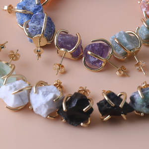 महिलाओं के लिए प्राकृतिक रत्न बालियां-18k सोने की प्लेटेड कच्ची आम्थास्ट और गुलाब क्वार्ट्ज उपचार क्रिस्टल स्टड इयररिंग्स - Product Image 5