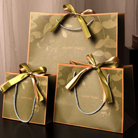 Sac cadeau réutilisable en papier noir imprimé personnalisé pour artisanat Sacs à provisions de luxe en papier avec poignées en ruban pour emballage de cadeau de mariage