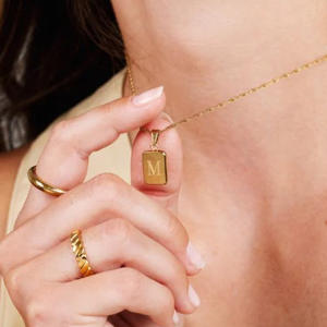 Collier avec pendentif en forme de <span class=keywords><strong>lettre</strong></span> en acier inoxydable 316L plaqué or 18 carats PVD, résistant à <span class=keywords><strong>l</strong></span>'eau et à la ternissure, fabriqué par LUCKYJIU Custom Jewelry Manufacturer - Product Image 2