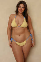 Ensemble bikini triangle jaune sur mesure pour femme avec broderie anglaise, color block, dos nu, liens latéraux en dentelle et découpe texturée, maillot de bain 2 pièces