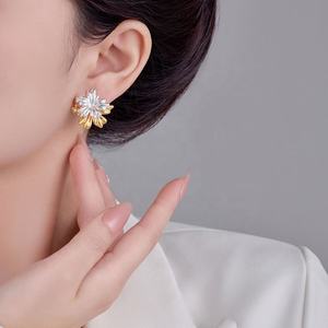 Pendientes de Botón de Plata S925 con Resorte para Mujer, Alta Calidad, Modernos, Estilo Francés de Lujo, Perla, Circonita, Fuegos Artificiales, Regalo Perfecto - Product Image 4