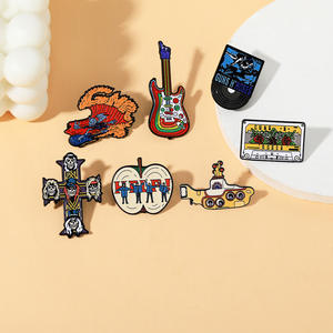 Broche de Metal Esmaltado con la Guitarra Amarilla de Llamas del <span class=keywords><strong>Submarino</strong></span> de Guns N' Roses, Pin de Banda de Rock para Regalo de Fanáticos, Venta al por Mayor del Fabricante - Product Image 2