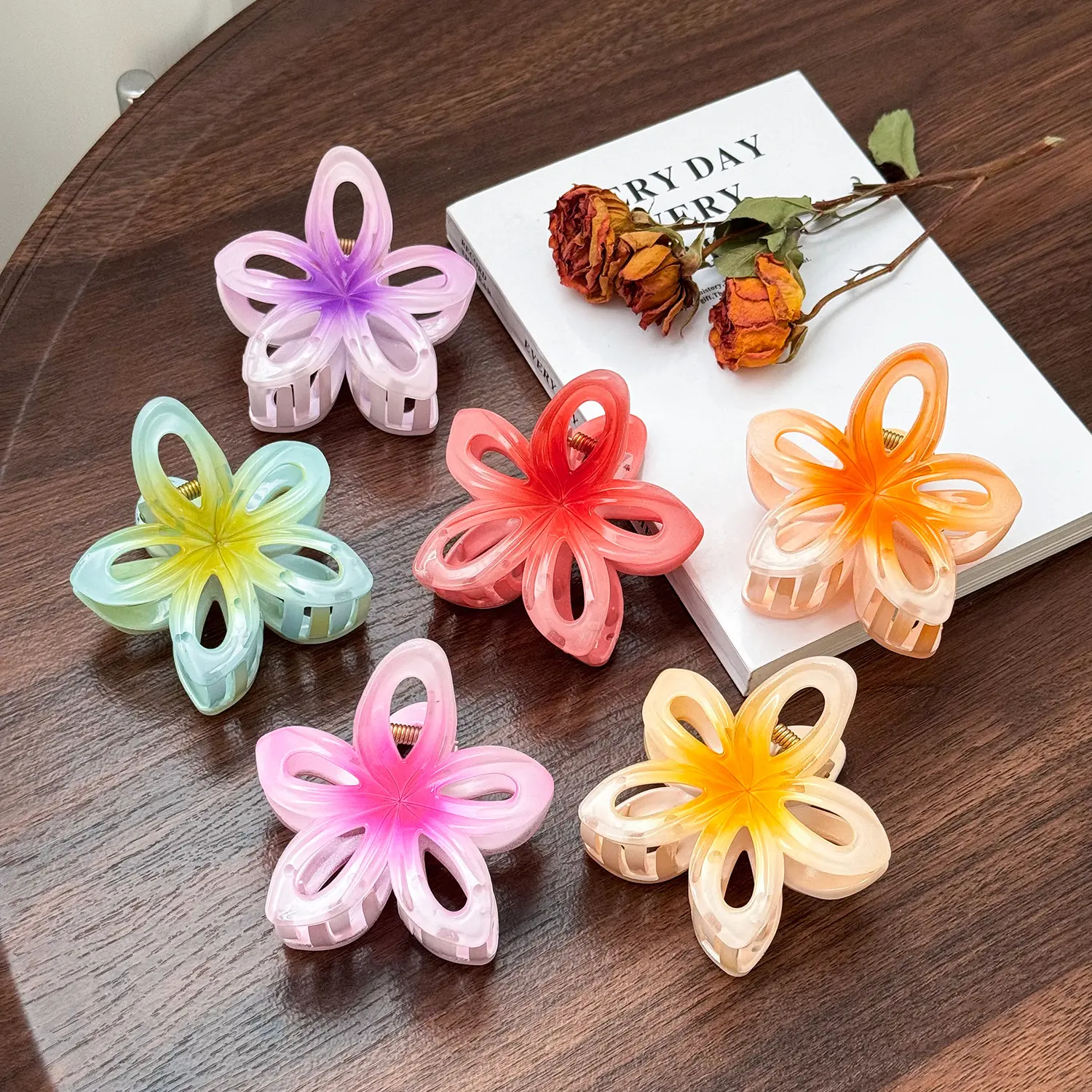 शेशेयर्स कोरियाई नई स्वीट डिज़ाइन फूल के आकार की ग्रेडिएंट प्लास्टिक रंगीन हेयर क्लिप्स