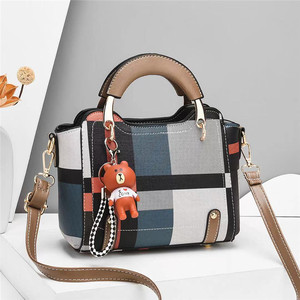 <span class=keywords><strong>2022</strong></span> femmes petit ours pendentif bandoulière sacs à main fermeture éclair couture Technique élégant commerce extérieur sacs à bandoulière explosif - Product Image 6