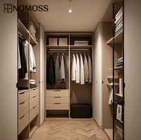 Conception de dressing moderne et luxueux sur mesure avec planification de rangement flexible pour les intérieurs de chambre de villa