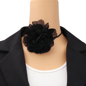 Collier ras du cou en velours noir avec motif rose, accessoire de mode pour soirée - Product Image 1