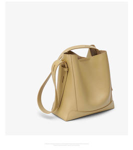 Sac fourre-tout de luxe en cuir véritable pour femme avec logo personnalisé en relief, imperméable, à bandoulière, avec fermeture éclair - Product Image 4