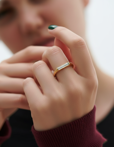 Anillo de Compromiso de Moissanita Verde Azulado en Oro de 14K, Anillo de Aniversario Minimalista con Diseño Inspirado en lo Vintage - Product Image 4