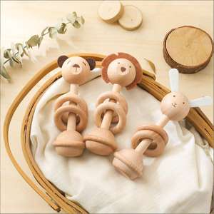 Beukenhouten babyrammelaar met dierenprint - rustgevende grijp- en kauwstaaf voor het doorkomen van tandjes, promotionele speelgoed - Product Image 5