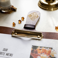Menu de restaurant personnalisé en papier avec porte-menu en bois, sangle en cuir/clip en métal, logo gravé au laser pour café, bar, bistrot
