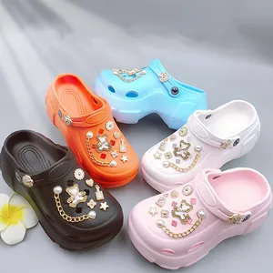 New Design Thick-Soled Ladies Clogs Sandal Wholesale New Fashion Metal Luxury Charms Accessories Women Garden Shoes