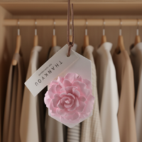 Diffuseurs d'huiles essentielles en céramique parfumée en forme de fleurs pour la maison, la voiture et l'hôtel – Décoration et désodorisants suspendus en gros