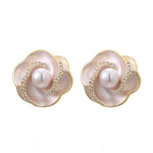 Boucles d'oreilles clous tendance Manta Rose au design avancé pour femmes, émail camélia, perle, aiguille en argent S925, plaqué or, zircon, cadeau - Product Image 6