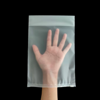 Sac en polyéthylène à fond carré transparent de taille personnalisée Cache-poussière ouvert Plastique PE laminé avec gravure Manipulation de surface