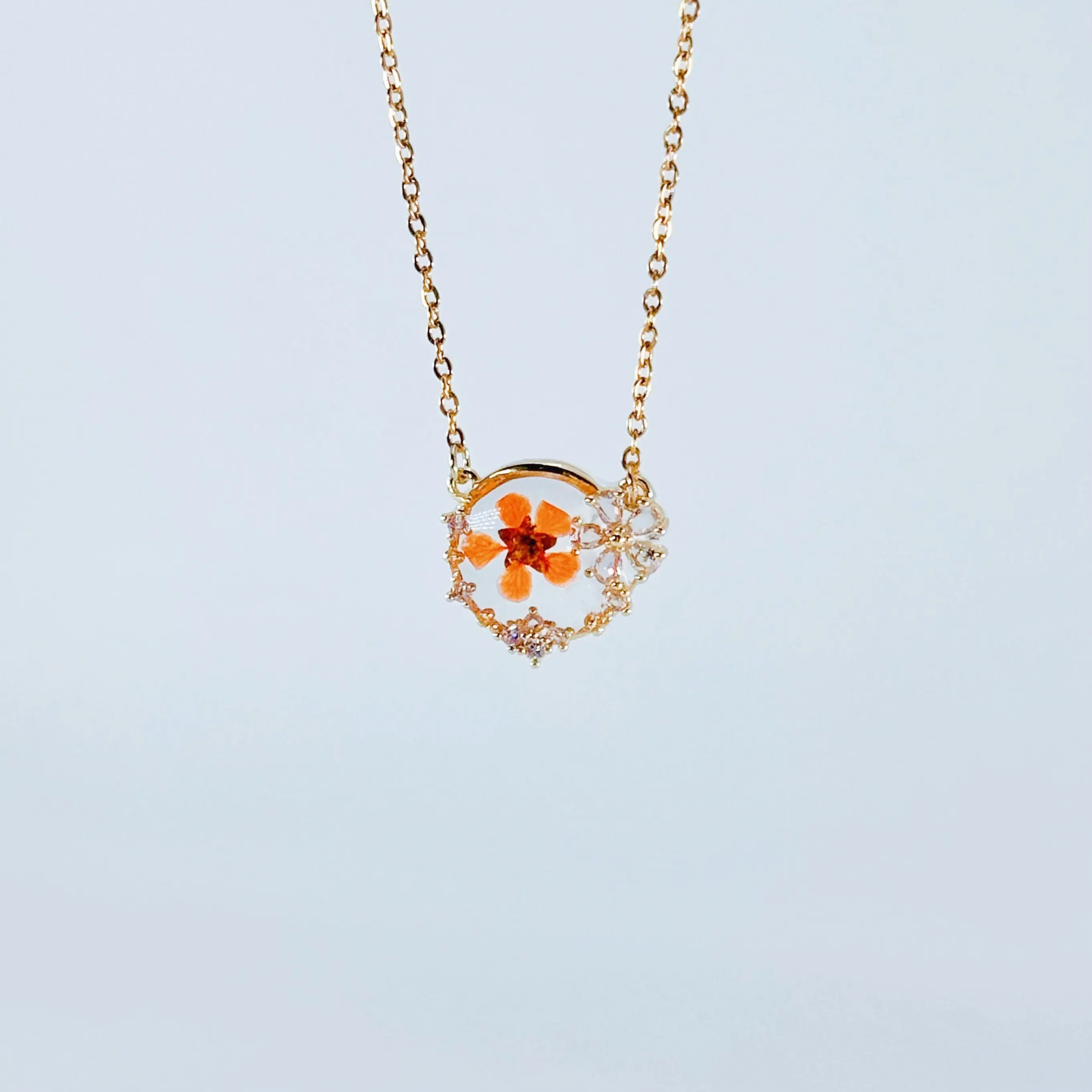 Collar de flores secas hecho a mano, joyería transparente, collar de diseño circular decorado con flores