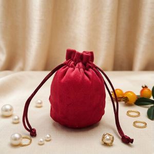 ถุงกำมะหยี่สีแดงเนื้อนุ่มพิเศษสำหรับใส่เครื่องประดับ บรรจุภัณฑ์ของขวัญแบบมีเชือกผูก ป้องกันฝุ่นละออง โรงงานรับผลิตแบบ OEM ODM - Product Image 2