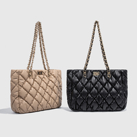 Sacs à bandoulière en cuir PU souple élégants pour femmes de marque personnalisée OEM Fermeture à bouton Forme d'oreiller pour la vie quotidienne Utilisation en extérieur