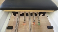 Reformer de Pilates de Aluminio de Lujo, Equipo Profesional de Grado Estudio con Acolchado de Alta Densidad y Deslizamiento Silencioso