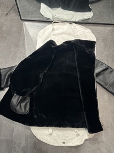 Veste en cuir d'agneau à col en fourrure de mouton, doublure en fourrure, fermeture éclair, prix bas pour femmes - Product Image 3