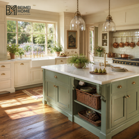 Meubles de cuisine BEIMEI style ferme américaine, armoires crème, îlot vert sauge, évier en céramique, meubles sur mesure pour villa de campagne