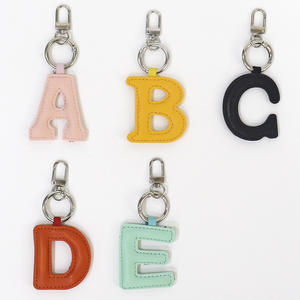Llavero con Colgante de Letras del Alfabeto, Adorno de Cuero Explosivo para Bolsos, para Chicas o Parejas - Product Image 4