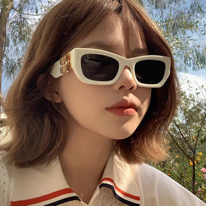 Lunettes de soleil œil de chat à monture intégrale UV400 style Y2K pour femme – Protection solaire et déclaration de mode - Product Image 2
