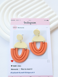 Fornecedor de Yiwu: Brincos Femininos de Acrílico com Efeito Argila, Estilo Nórdico Minimalista e Moderno - Joias Assimétricas Geométricas em Coral e Creme - Product Image 1