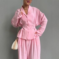 Nouvel ensemble deux pièces élégant pour femme 2026 : blazer rose uni et pantalon long avec laçage à la taille, idéal toutes saisons
