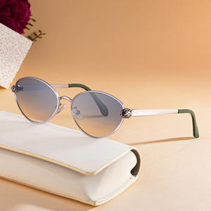 แว่นกันแดดทรงวงรีใหม่สำหรับผู้หญิง ดีไซน์หัวงูโลหะสีทอง ป้องกันรังสียูวี 400 ระดับ 2 กรอบพลาสติกและโลหะ - Product Image 3