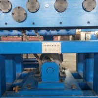 Machine de formage à rouleaux pour panneaux de portes en acier Jiuxin Machinery avec moteur à engrenages et roulement de boîte de vitesses - Haute économie d'énergie 380V