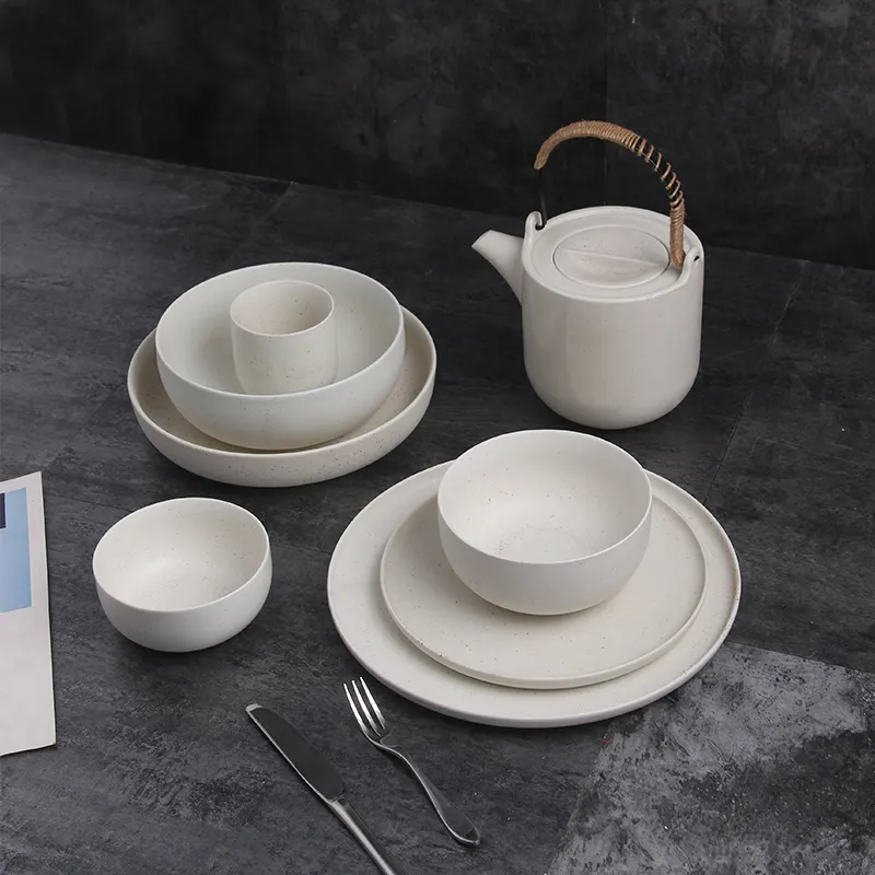 Meilleure vente porcelaine blanche avec point noir glaçure dîner ensemble bol assiettes profondes vaisselle en céramique pot avec tasse