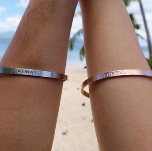 Bracelet manchette en métal tendance 2026 en acier inoxydable gravable, plaqué or, avec citations de motivation et affirmations positives - Product Image 3
