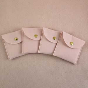 Sac cadeau pour bijoux en microfibre velours gris et rouge avec bouton pression, prêt à être expédié, avec insert et pochette pour bijoux - Product Image 6