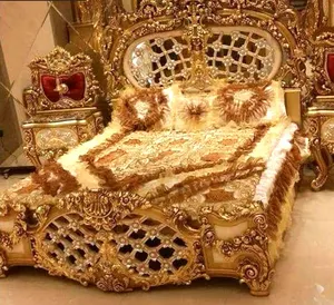 Tempat tidur kanopi daun emas mewah di kayu mahoni dan tirai dirancang untuk furnitur klasik Royal