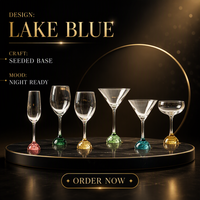 Verre à vin en cristal coloré Raymond Tulip 350 ml, verrerie artisanale au design contemporain, base bleu lac pour service à vin