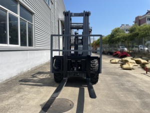 Arazi Forklifti 2ton-5ton 4 Çekerli Off Road Forklift Lityum Demir Fosfat Pil ile Donatılmış - Product Image 6