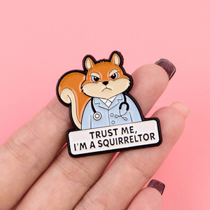 Spilla smaltata personalizzata con stetoscopio medico da infermiera, divertente, con scritta 'Trust Me I Am a Doctor', all'ingrosso, disponibile in stock - Product Image 5