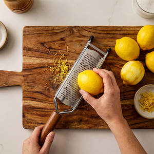 Râpe multifonctionnelle 3-en-1 en acier inoxydable avec manche en bois pour manioc, carotte, noix de coco, ail, légumes, zeste de citron et fromage - Product Image 4