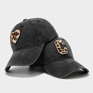 Gorra de Béisbol Bordada con Corazón de Leopardo/Letra C, Gris Algodón Lavado, Estilo Diario, Fábrica con Certificación BSCI - Product Image 1